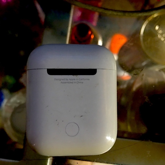 iPhone cases are not new but works great& so do the pods - Picture 4 of 4